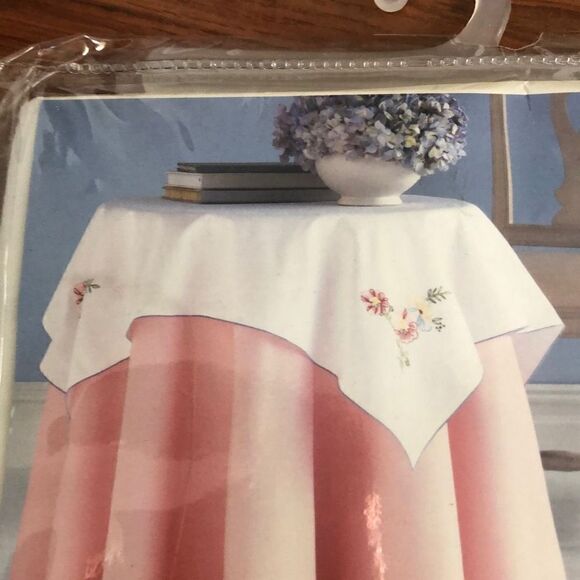NEW Martha Stewart every day embroidered bouquet, decorative table overlay 34 in - Picture 2 of 5